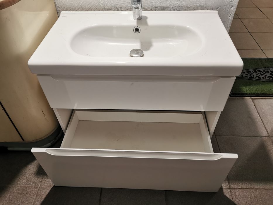 Szafka do łazienki z umywalką i baterią