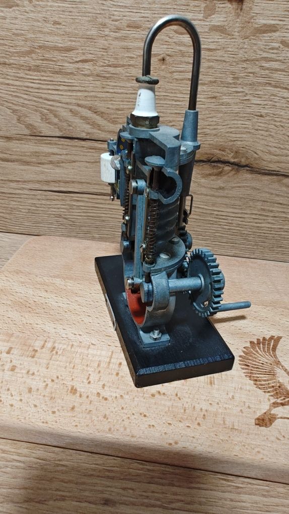 Model silnika 2t.
