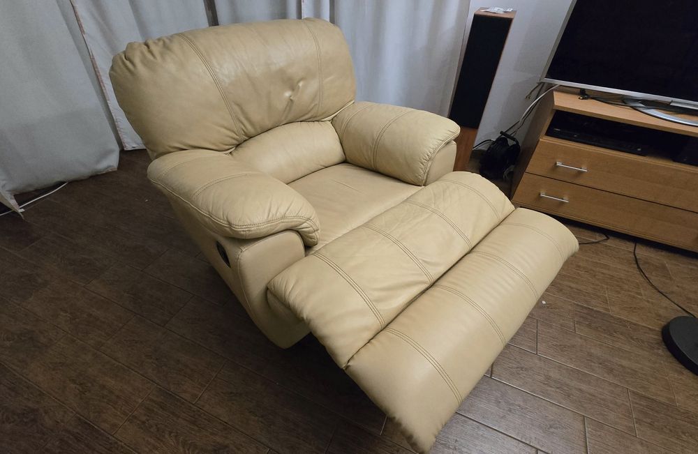 2 skórzane fotele rozkładane (z podnóżkiem)