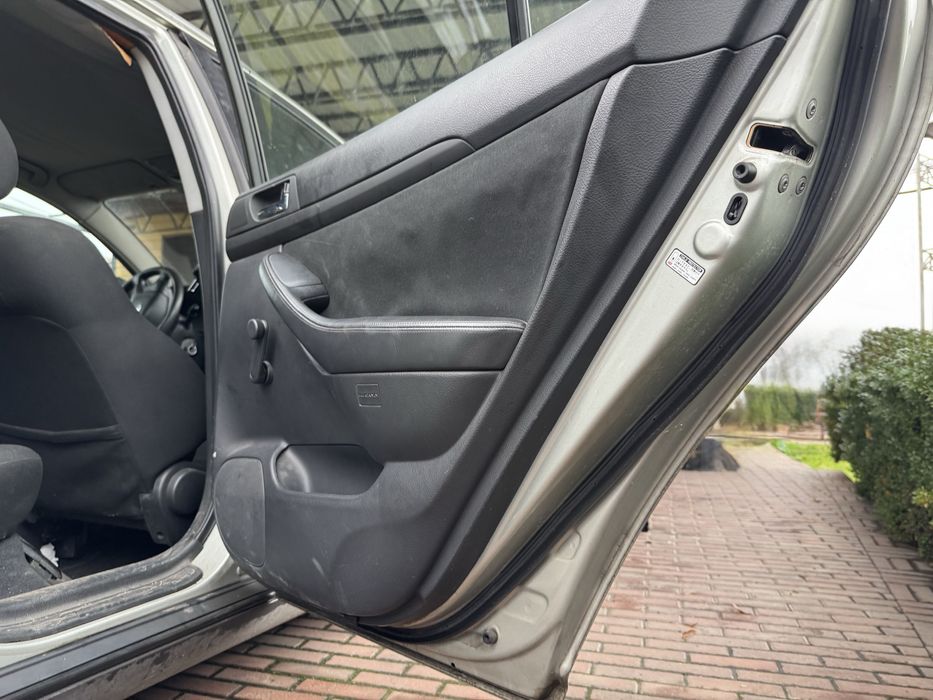 Двері праві Toyota Avensis T25