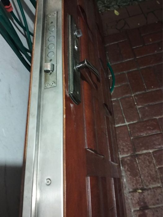 Drzwi zewnetrzne na dzialke lub budowe