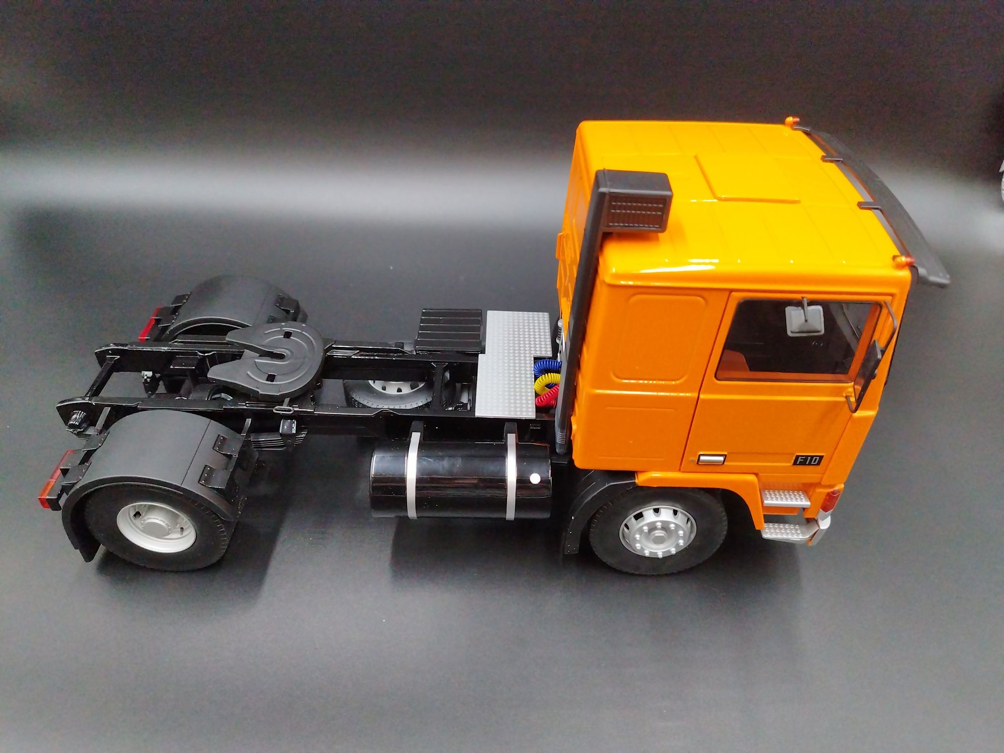 1:18 Road Kings 1977 Volvo F10 Truck orange model