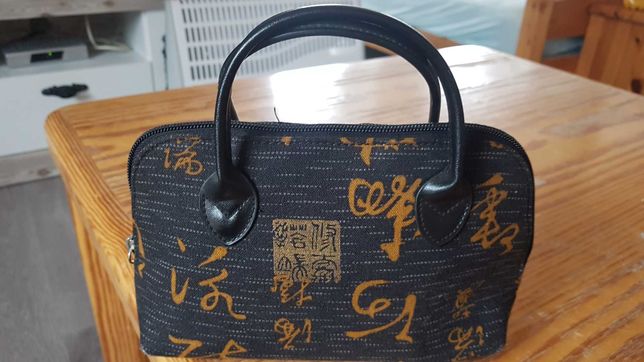 Malutka czarna torebka w złote chińskie wzory