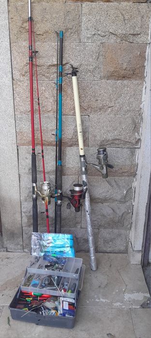 3 Canas de pesca usadas encluindo os acessórios.