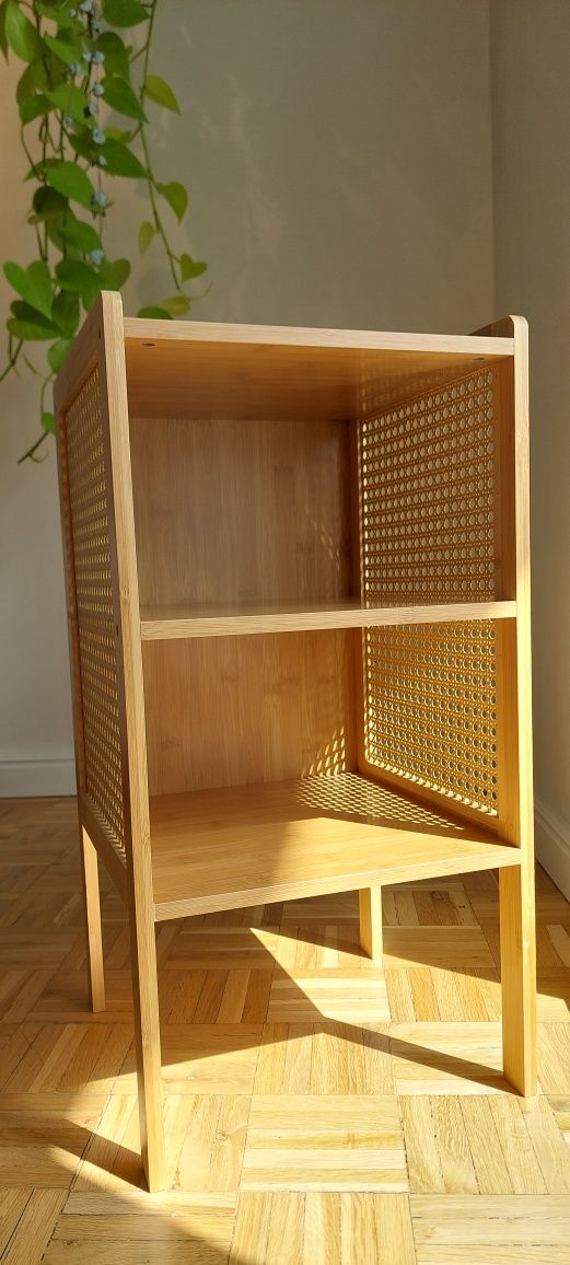 Piękna szafka nocna stolik bambusowym ratanowymi w stylu boho loft