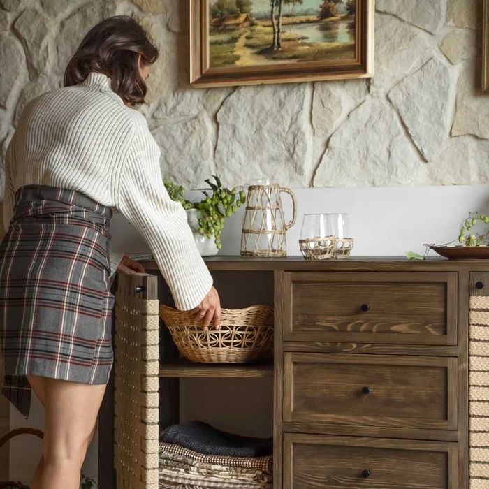 Komoda drewniana z plecionką jutową w stylu farmhouse,  retro