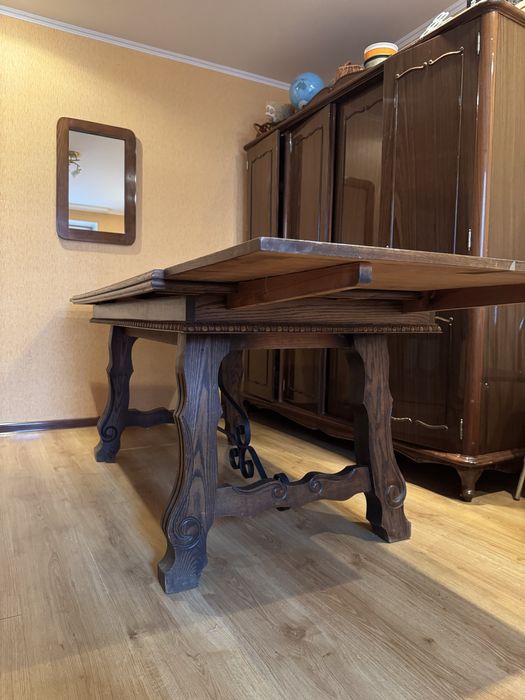 Масивний дерев’яний розкладний стіл з натурального дерева