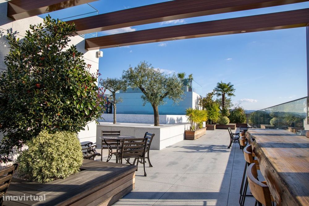 Apartamento com Piscina, Ginásio etc. - Condomínio Privado