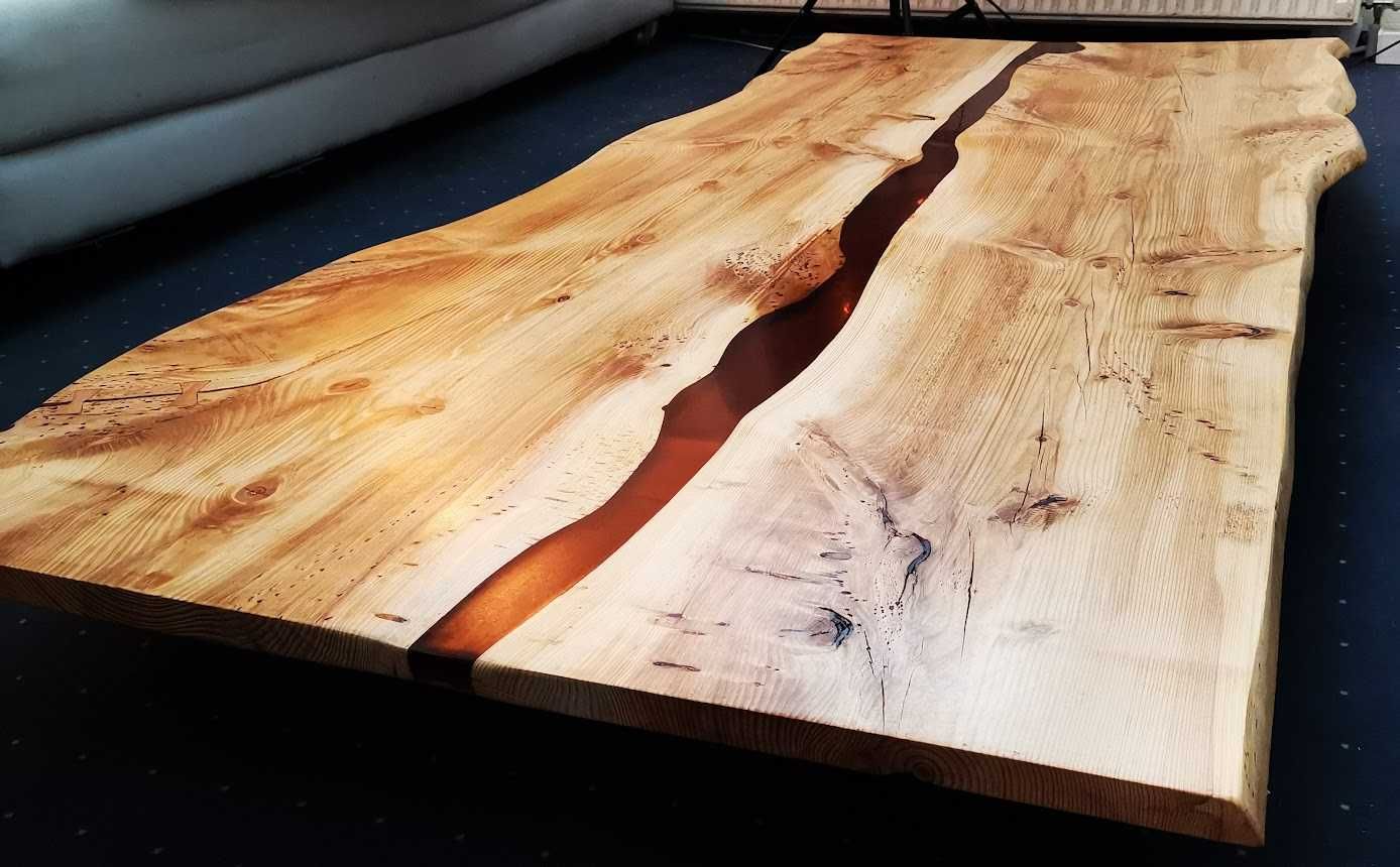 Mesa de jantar de madeira e resina epoxy