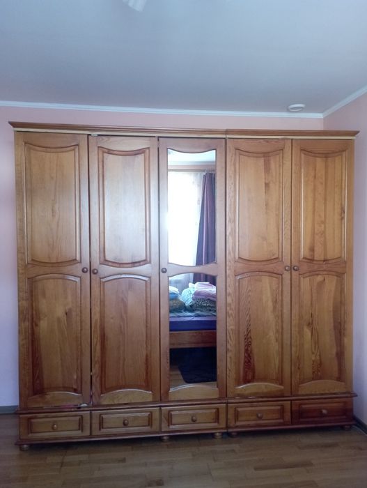 Спальний гарнітур(шафа,ліжко з матрасом, дві тумби, комод)