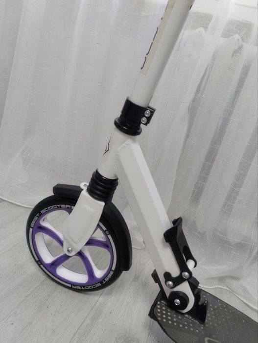 Продам самокат читайте опис чудовий стан і якість .в коробці увесь ком