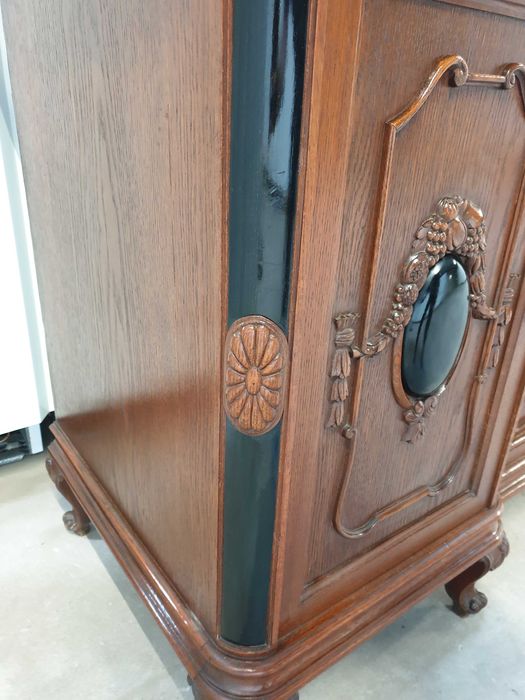 Antyk Ślicznie zdobiony dębowy kredens bufet. Meble z Francji - XIX w