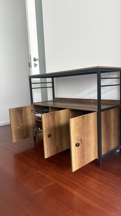 Movel aparador com três portas