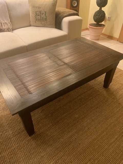 Mesa de centro em madeira e bambu