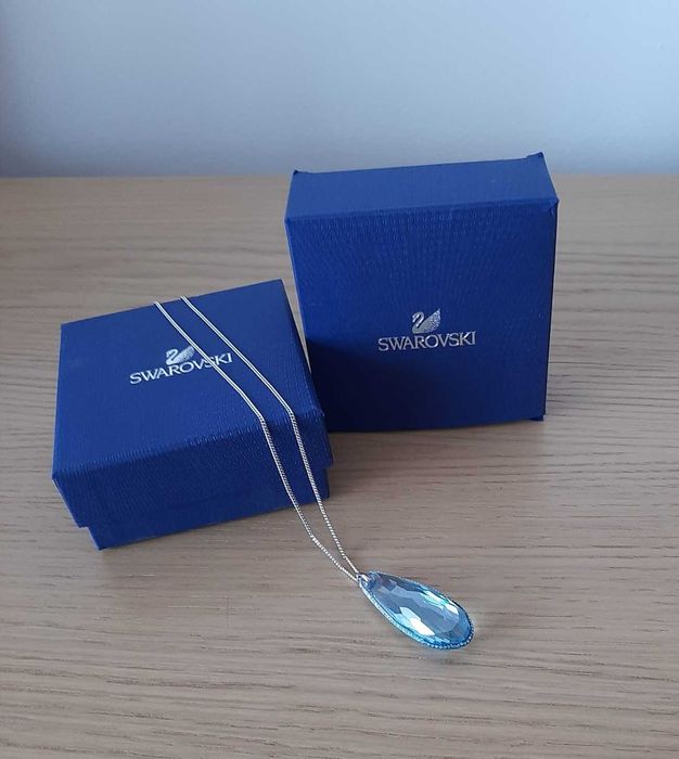 Fio Swarovski com pendente azul água (novo)