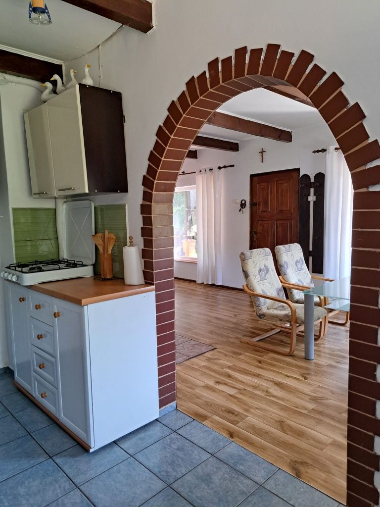 Domek w lesie nad jeziorem Czytaj Opis