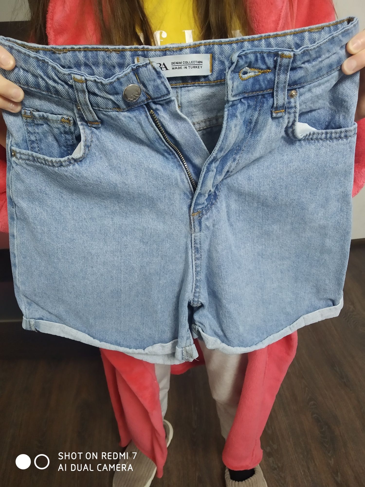 Продам джинсовые шорты в отличном состоянии на девочку подростка