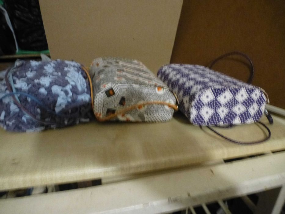 3 carteiras em madeira-balsa