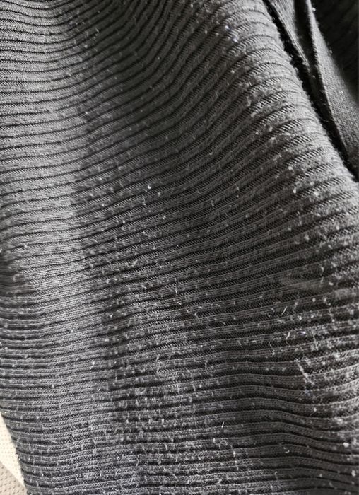 Czarny sweter z pomponami i sznurkiem