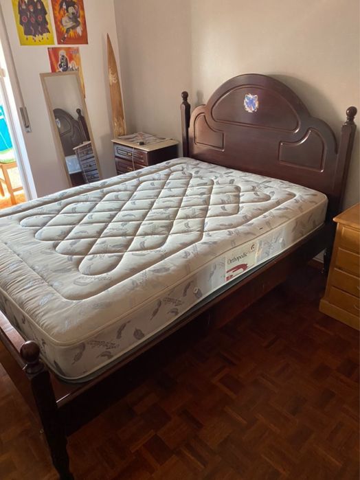 Cama de corpo e meio e mesa de cabeceira