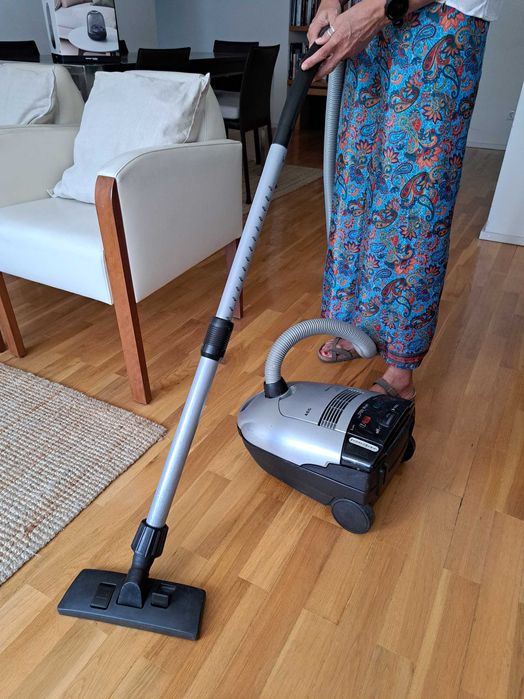 Aspirador AEG 1700 W usado mas perfeitamente funcional.