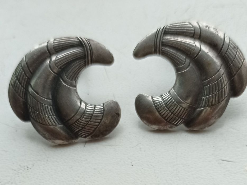 Брошь с  инкрустацией металлом и серьги  оригинальные