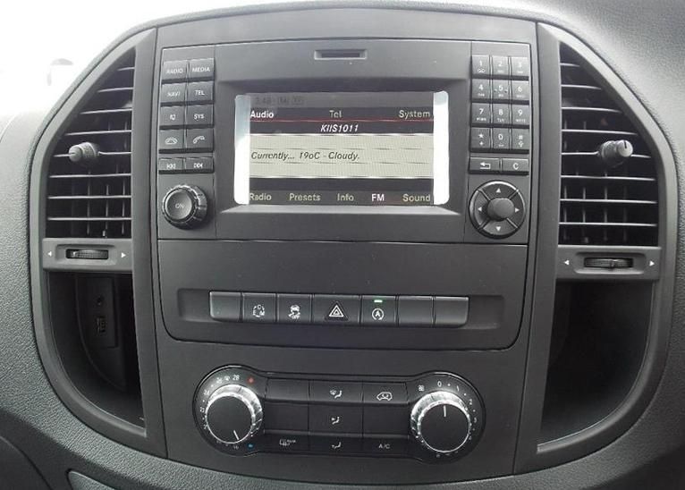 Radio Mercedes Vito w447 z  ramka radia komplet