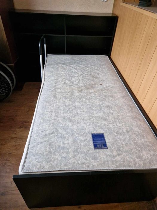 Łóżko z materacem + regały/półki