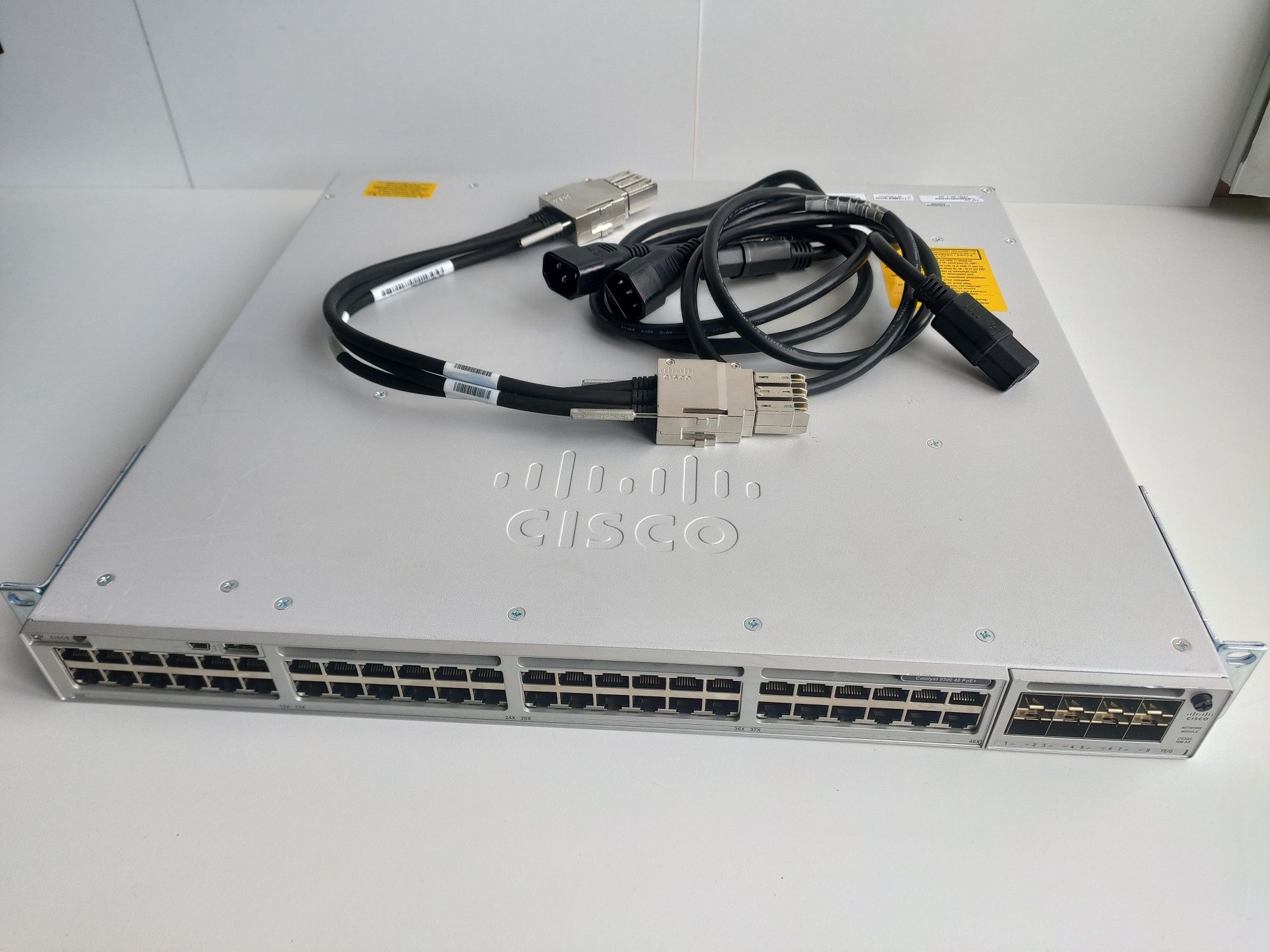 Керований комутатор CISCO C9300-48P-E L3+ (PoE, 48 x 1Gbps)