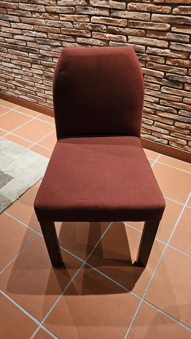 Cadeira estofada em madeira