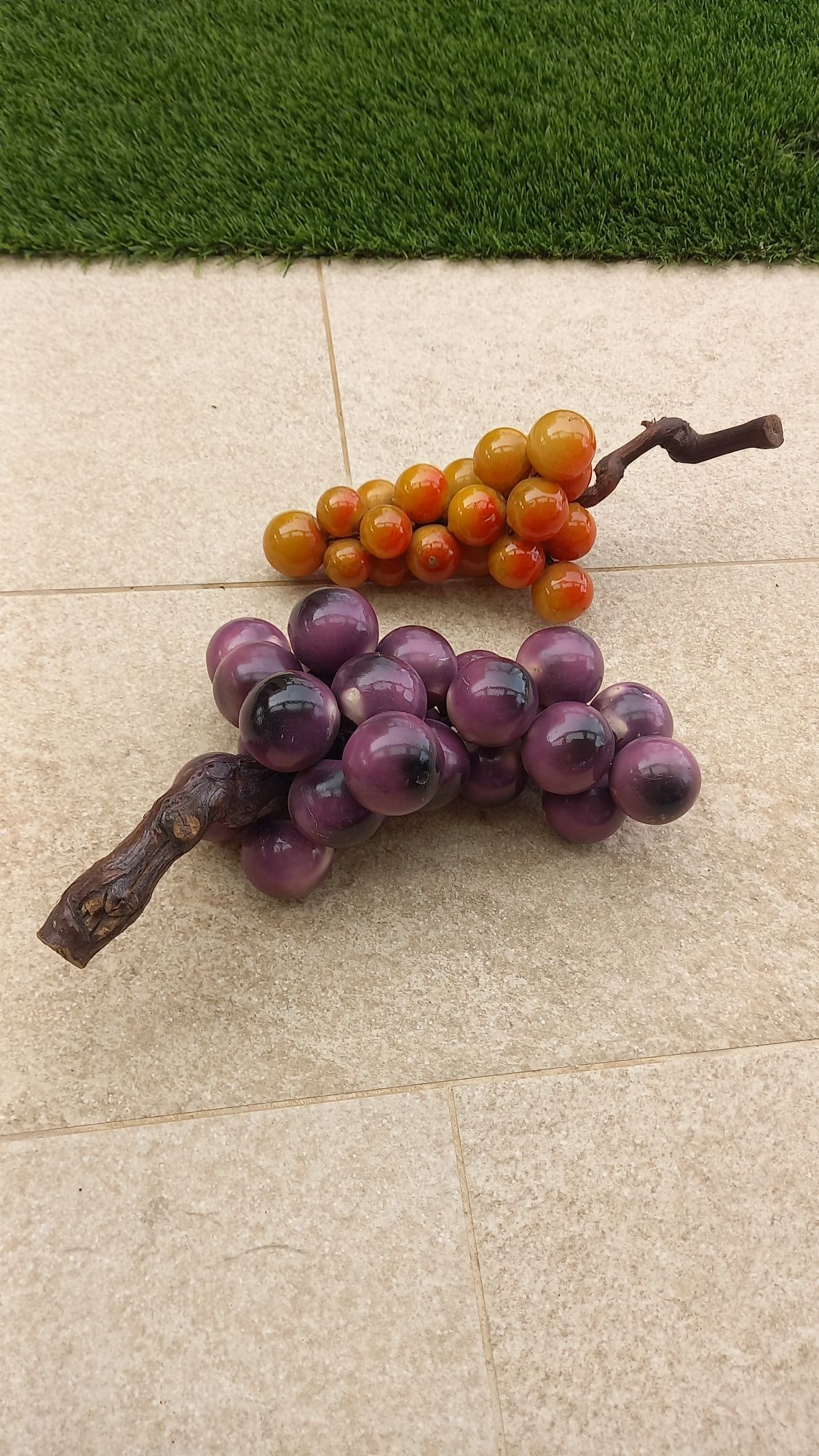 Cachos de uvas em alabastro