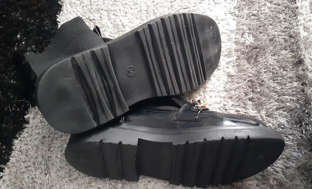 Botas Pretas corrente Dourada cano baixo 34