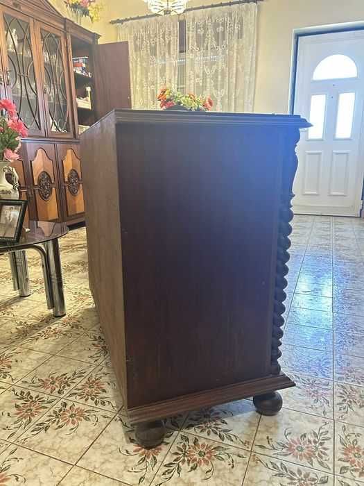 Uma cómoda et duas mesas de cabeceiras