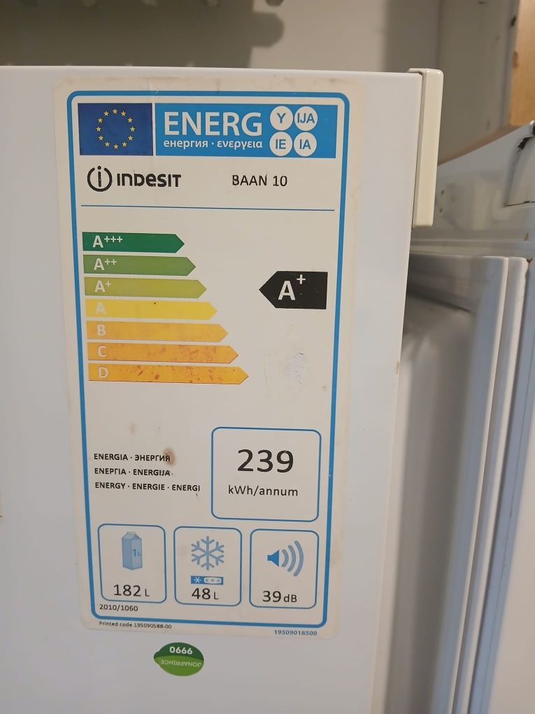 Sprzedam lodówkę Indesit