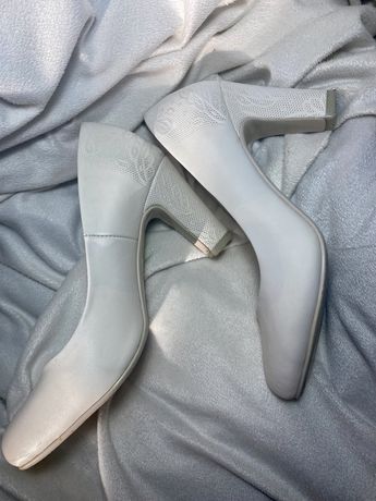 Белые свадебные туфли с теснением на пятке