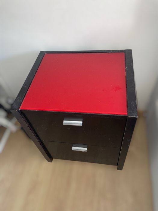 Vendo 2 mesas de cabeceira com vidro