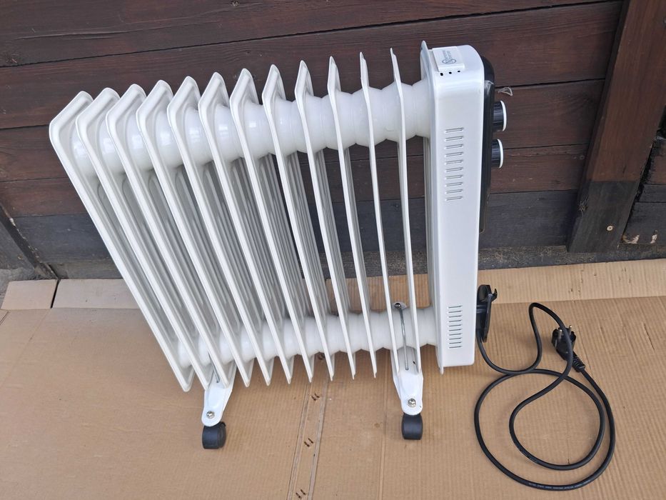 Grzejnik Olejowy na kółkach 13 żeberek 2500W firmy Adler