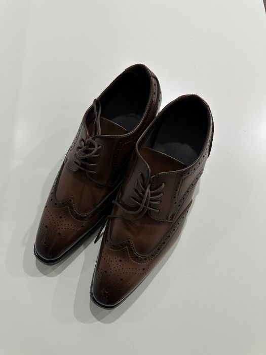 Sapatos em pele e com elevação