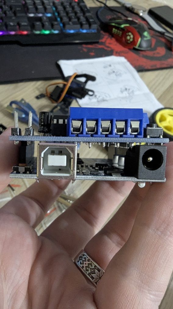 Робот на Arduino UNO