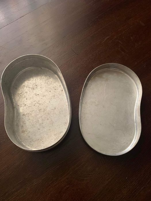 Stary aluminiowy pojemnik na kanapki