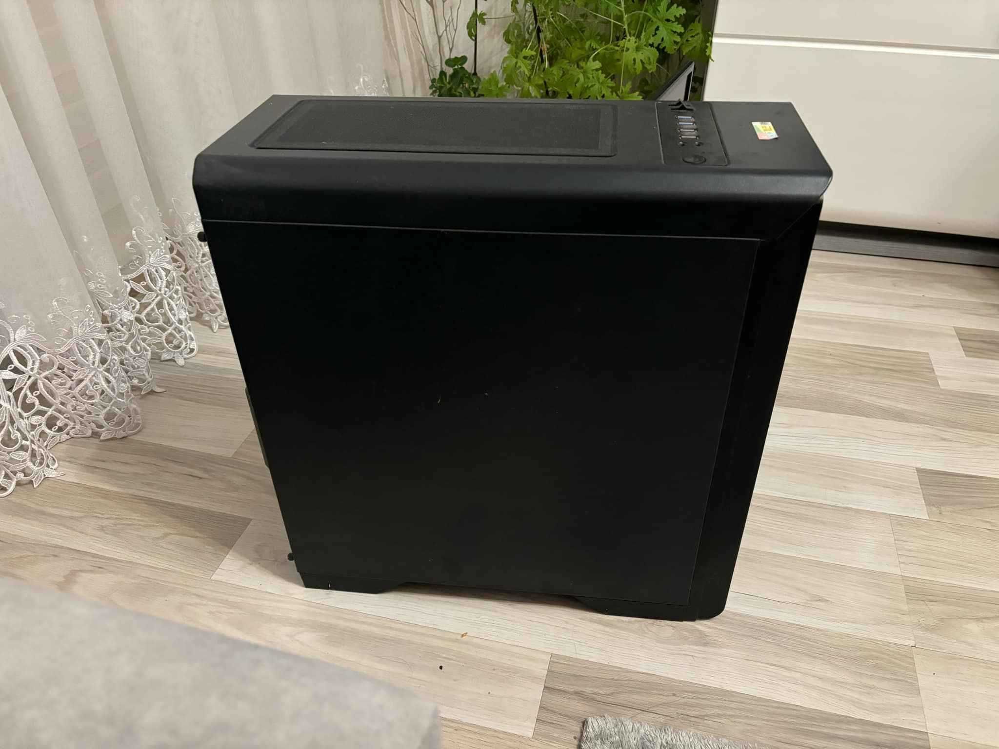 Komputer z monitorem