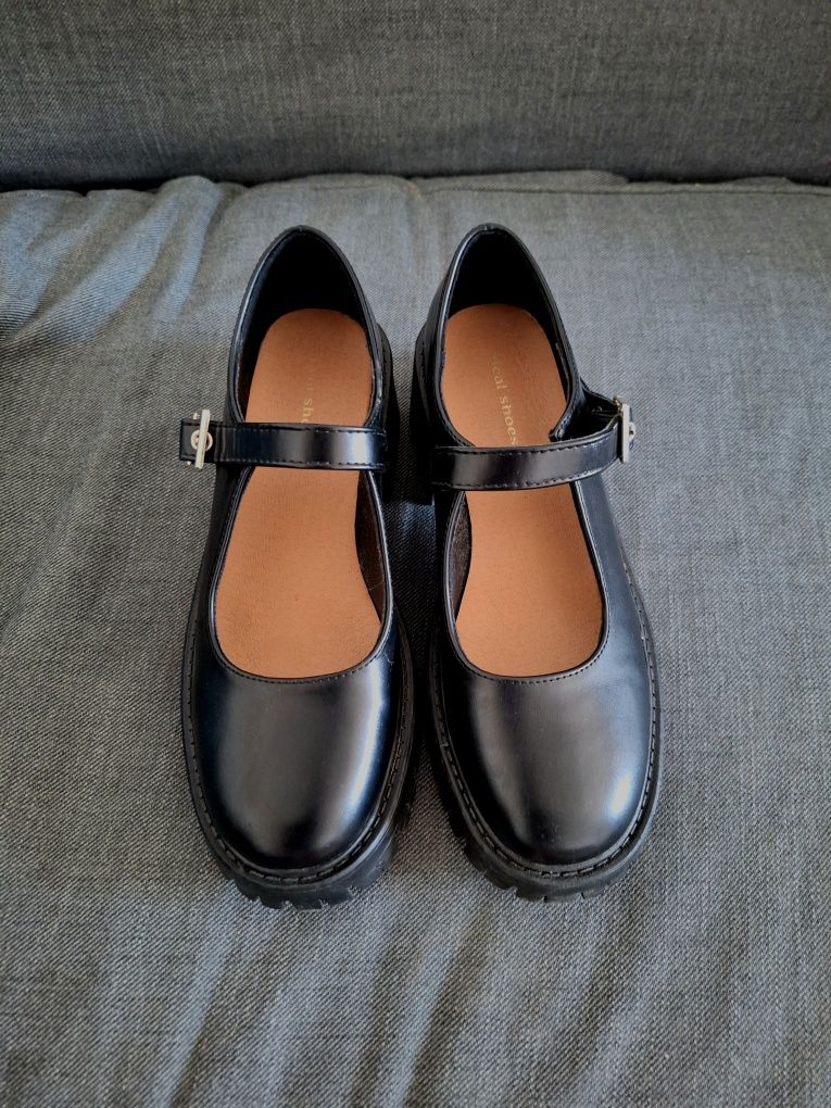 Buty Półbuty na obcasie z klamrą czarne w stylu retro rozmiar 38