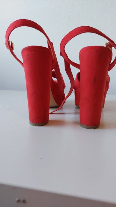 Sandalia vermelha com presilha