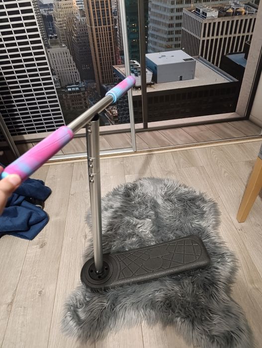 Tramp scoot hulajnoga na trampoline