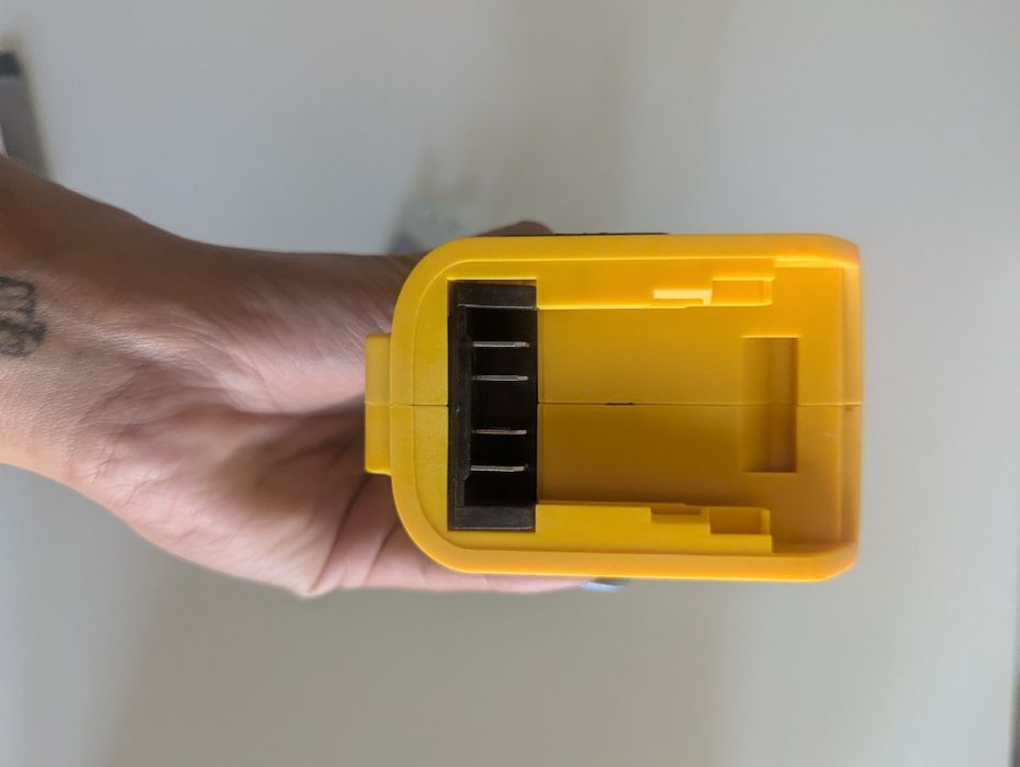 rebarbadora angular sem fios DeWalt, provavelmente o modelo DCG405N XR