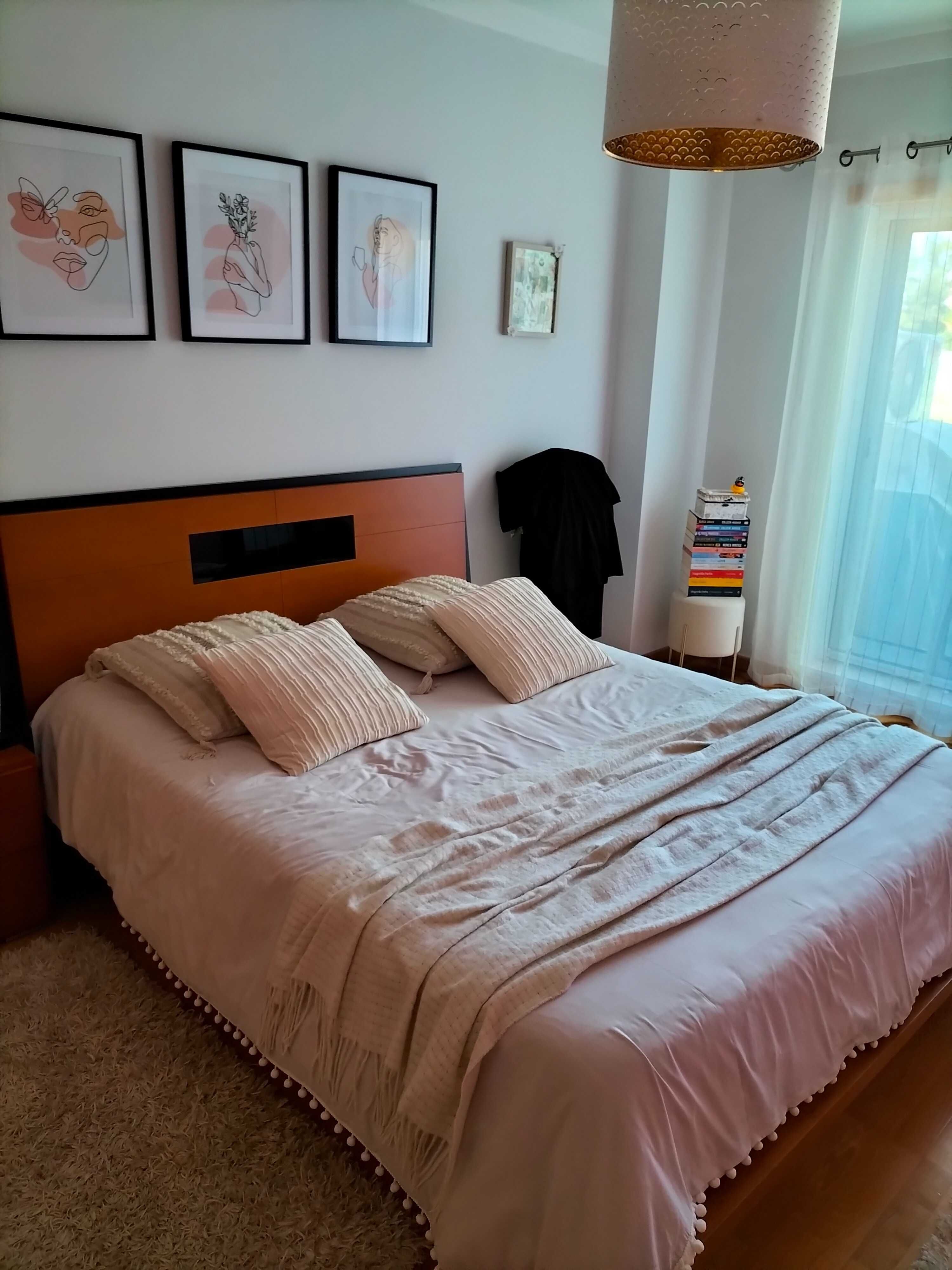 Cama de casal com colchão incluído
