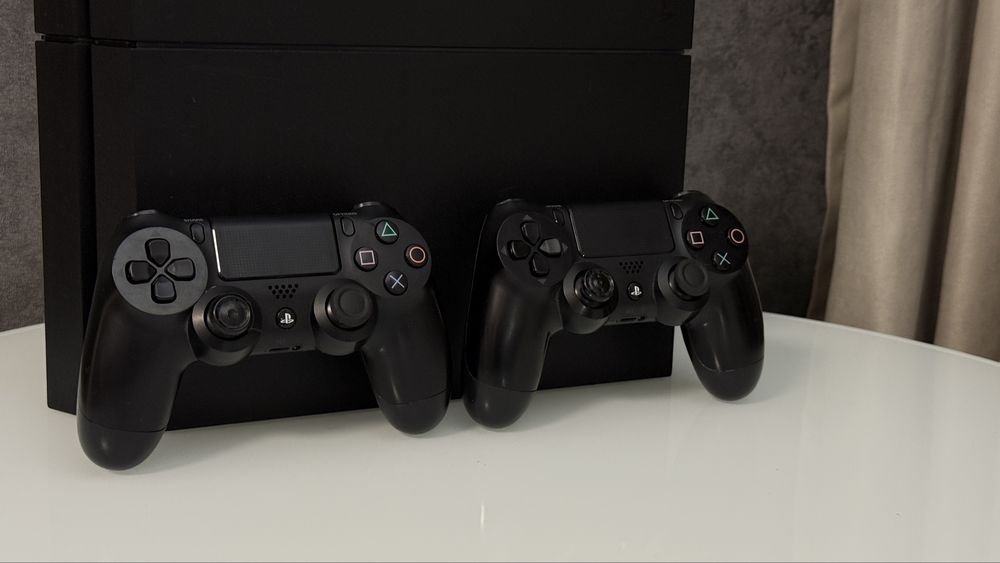 Sony PlayStation 4 + 2 джойстика + Fifa 21