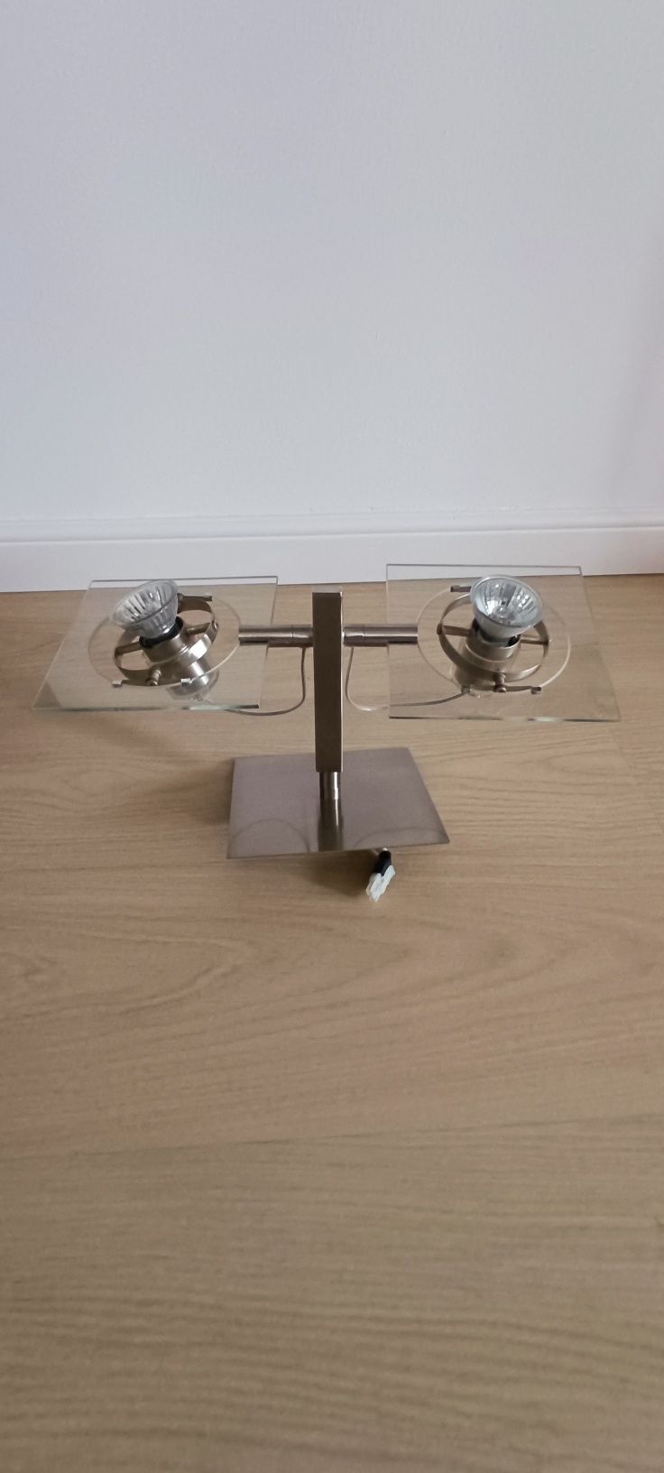 Lampa sufitowa regulowany kąt padania swiatla