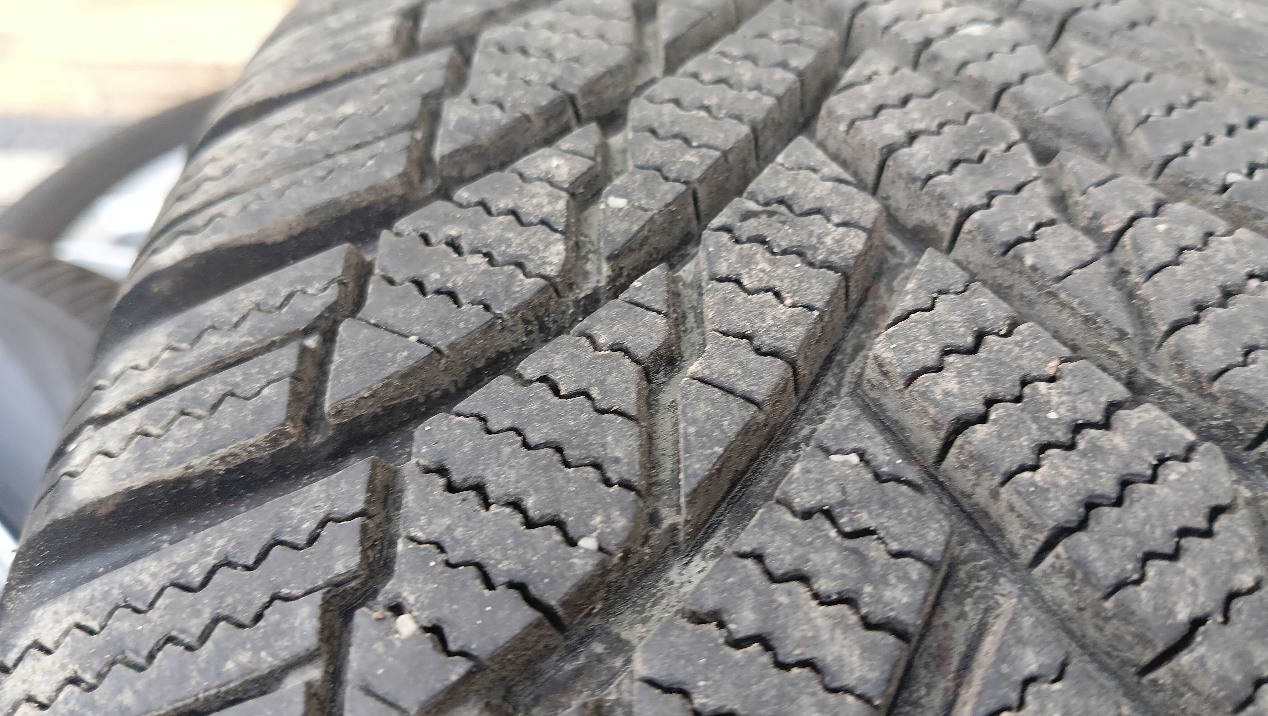 215/70R16  firestone  , zimowe  jak nowe  , 7-8mm ,  2023 r