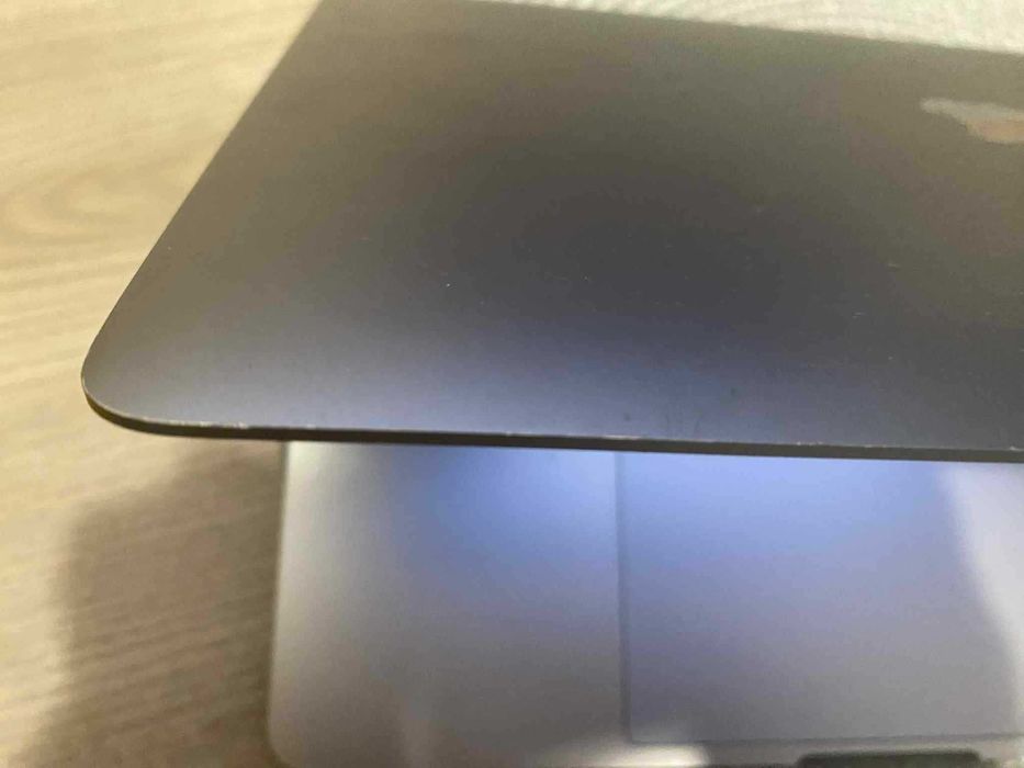 Sprzedam używanego laptopa MacBook Pro 13 2017